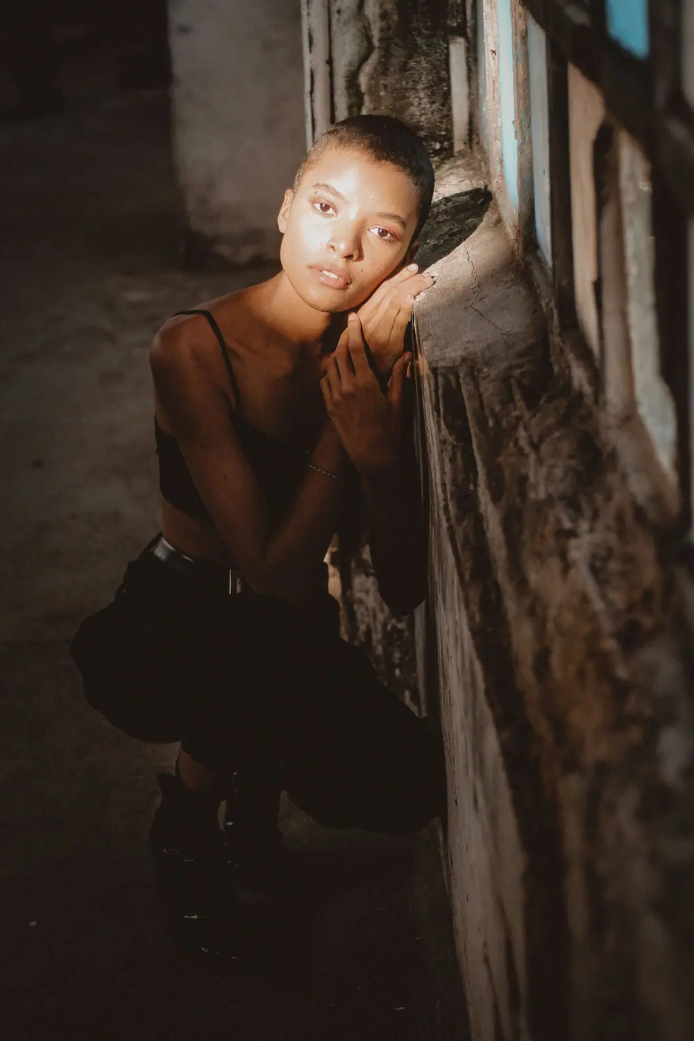 Portrait contre un mur
